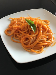 Una foto de Spaghetti rojo