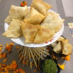 A picture of Rice flour paper samosa.