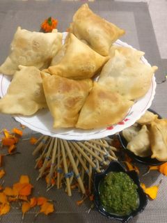 A picture of Rice flour paper samosa.