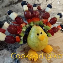 A picture of Thanksgiving Fruit Turkey.