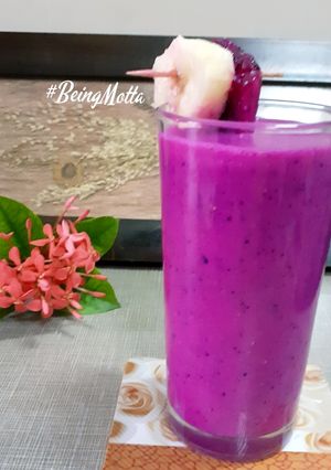 A picture of Banana-Dragon fruit Smoothie.