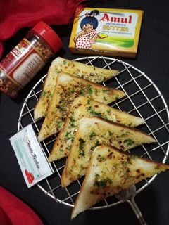 ગાર્લિક બ્રેડ (Garlic Bread Recipe In Gujarati) રેસીપી મુખ્ય ફોટો