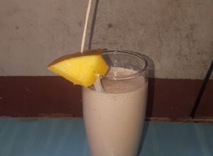 Una foto de Batido de mango achocolatado con whiskey de miel