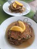 Pancakes de avena 🥞 con guindones, coco y un toque de naranja 🍊 😋