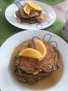 Una foto de Pancakes de avena 🥞 con guindones, coco y un toque de naranja 🍊 😋