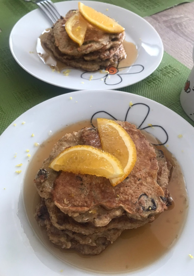 Una foto de Pancakes de avena 🥞 con guindones, coco y un toque de naranja 🍊 😋