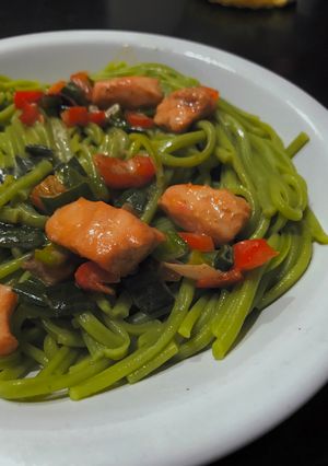 Una foto de Fideos con salsa de salmón