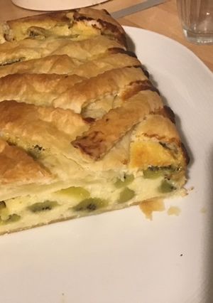 Une photo de Gâteau kiwis noix de coco citron vert et fromage blanc en croûte tressée
