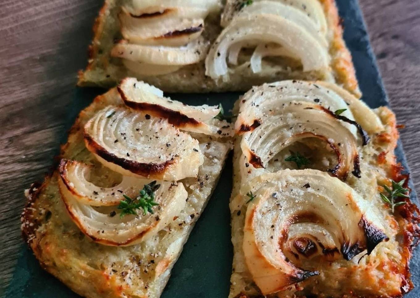 Pizza de pomme de terre et oignons