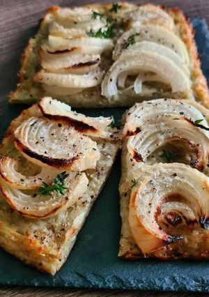 Une photo de Pizza de pomme de terre et oignons