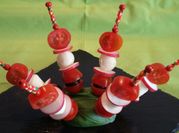 Una foto de brochetas caprese
