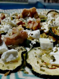 Una foto de Carpaccio de calabacín, con feta y nueces
