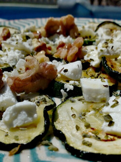 Una foto de Carpaccio de calabacín, con feta y nueces