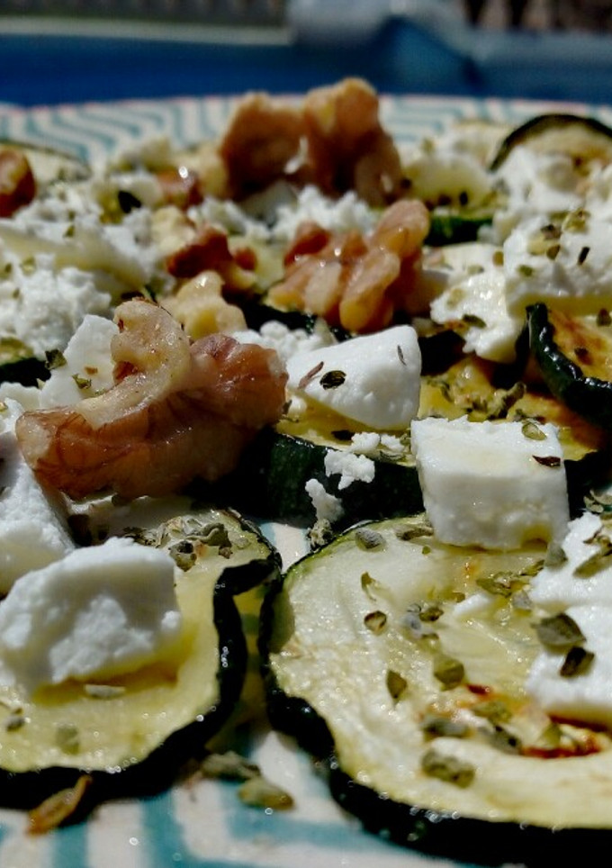Una foto de Carpaccio de calabacín, con feta y nueces