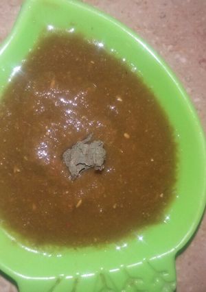 A picture of Green chutney.