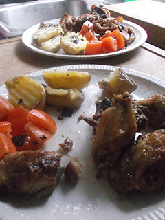 Una foto de Pollo frito con papas arrugas