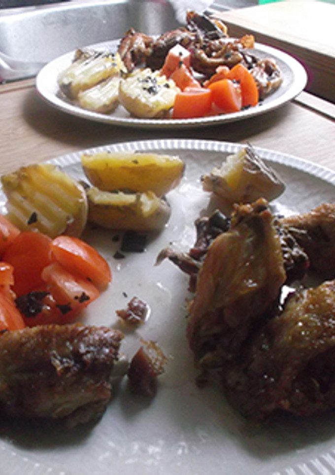 Una foto de Pollo frito con papas arrugas