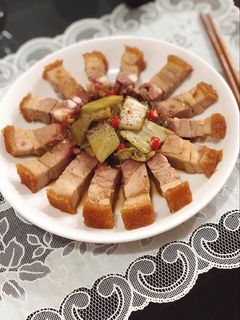 Hình của món Heo quay xào cải chua.
