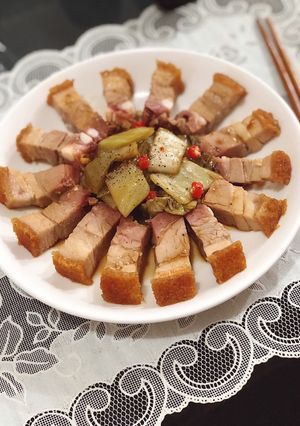 Hình của món Heo quay xào cải chua.
