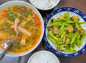 Hình của món Bữa tối healthy - canh cà chua lườn cá hồi + ếch xào.