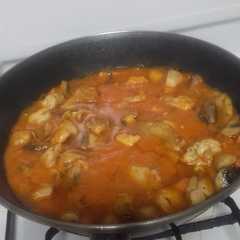 Una foto de Pollo en salsa con verduras