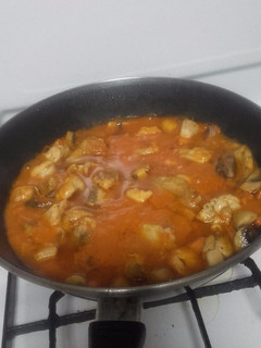 Una foto de Pollo en salsa con verduras