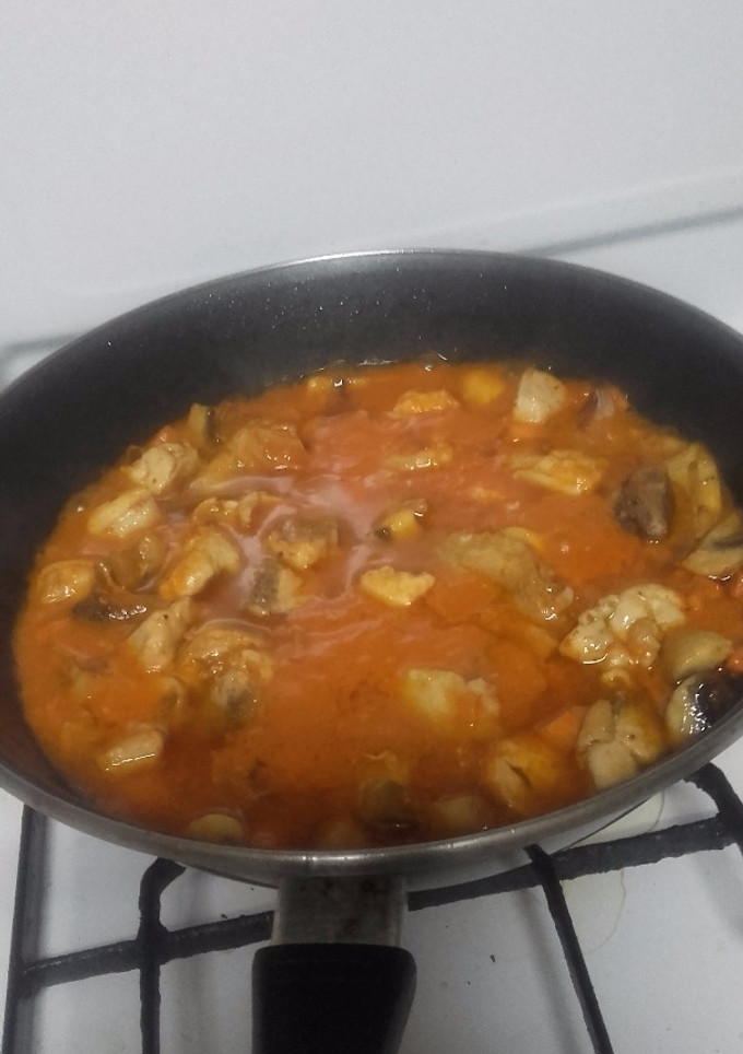 Una foto de Pollo en salsa con verduras