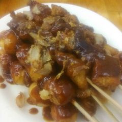 A picture of Sate ayam and quail eggs.