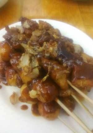 A picture of Sate ayam and quail eggs.