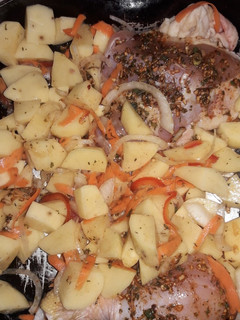 Una foto de Pollo al horno con verduras riquísimo, fácil y económico