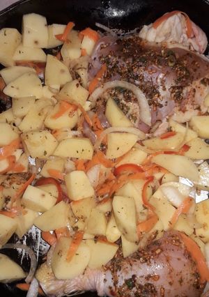 Una foto de Pollo al horno con verduras riquísimo, fácil y económico