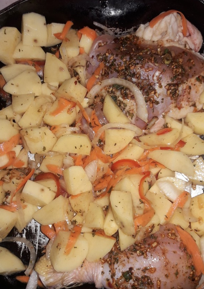 Una foto de Pollo al horno con verduras riquísimo, fácil y económico