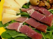 Una foto de jamón crudo