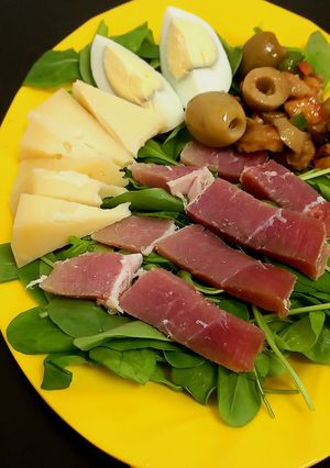 Una foto de Ensalada de Rúcula Jamón Crudo y Queso