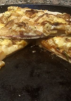 Una foto de Fugazzeta rellena de jamón y queso