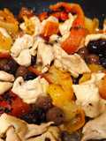 Straccetti di pollo con olive, pomodorini e peperoni
