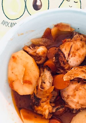 Una foto de Pollo a la Cazuela con Aceite de coco y curry