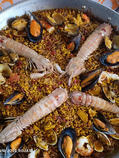 Una foto de Paella marinera