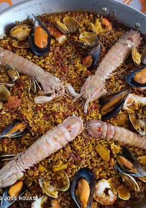 Una foto de Paella marinera