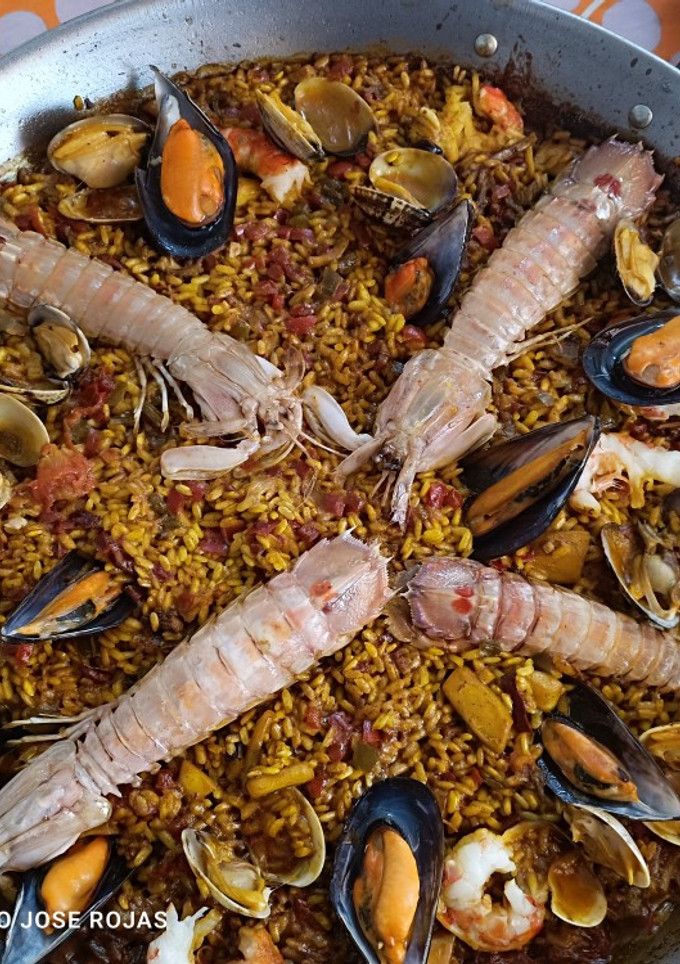 Una foto de Paella marinera