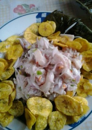 Una foto de Cebiche con tostones
