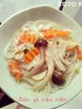 Bún gà nấu nấm cho bé