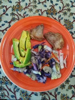 Una foto de Cetogénica: ensalada comida de repollos y papada