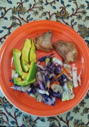 Una foto de Cetogénica: ensalada comida de repollos y papada