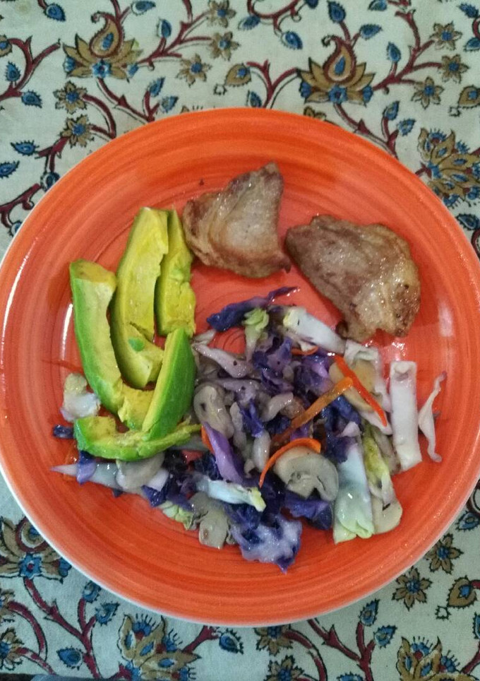 Una foto de Cetogénica: ensalada comida de repollos y papada