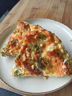 Une photo de Quiche sans pâte Philadelphia, brocolis et saumon fumé