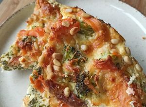 Une photo de Quiche sans pâte Philadelphia, brocolis et saumon fumé