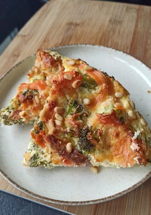 Une photo de Quiche sans pâte Philadelphia, brocolis et saumon fumé