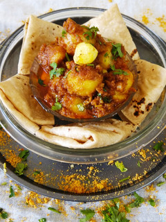 ભરેલાં બટાકા નું શાક (Bharela Bataka Shak Recipe In Gujarati) રેસીપી મુખ્ય ફોટો