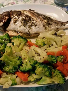 Una foto de Dorada al horno con verduras al vapor